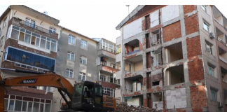 Bitişik bina yıkılınca ortaya çıktı. 38 yıl duvarsız evde yaşamışlar!