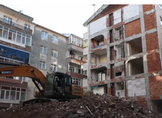 Bitişik bina yıkılınca ortaya çıktı. 38 yıl duvarsız evde yaşamışlar!