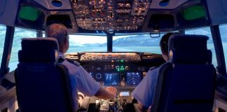 Bilgisayar, koltuğa sıkıştı, uçak acil iniş yaptı.