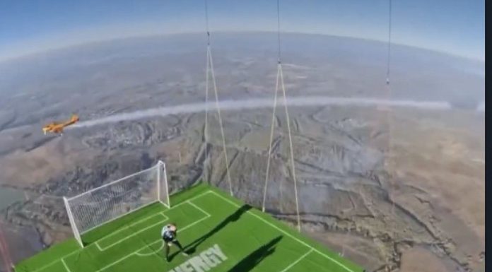 🎥Havada uçarak futbol maçı