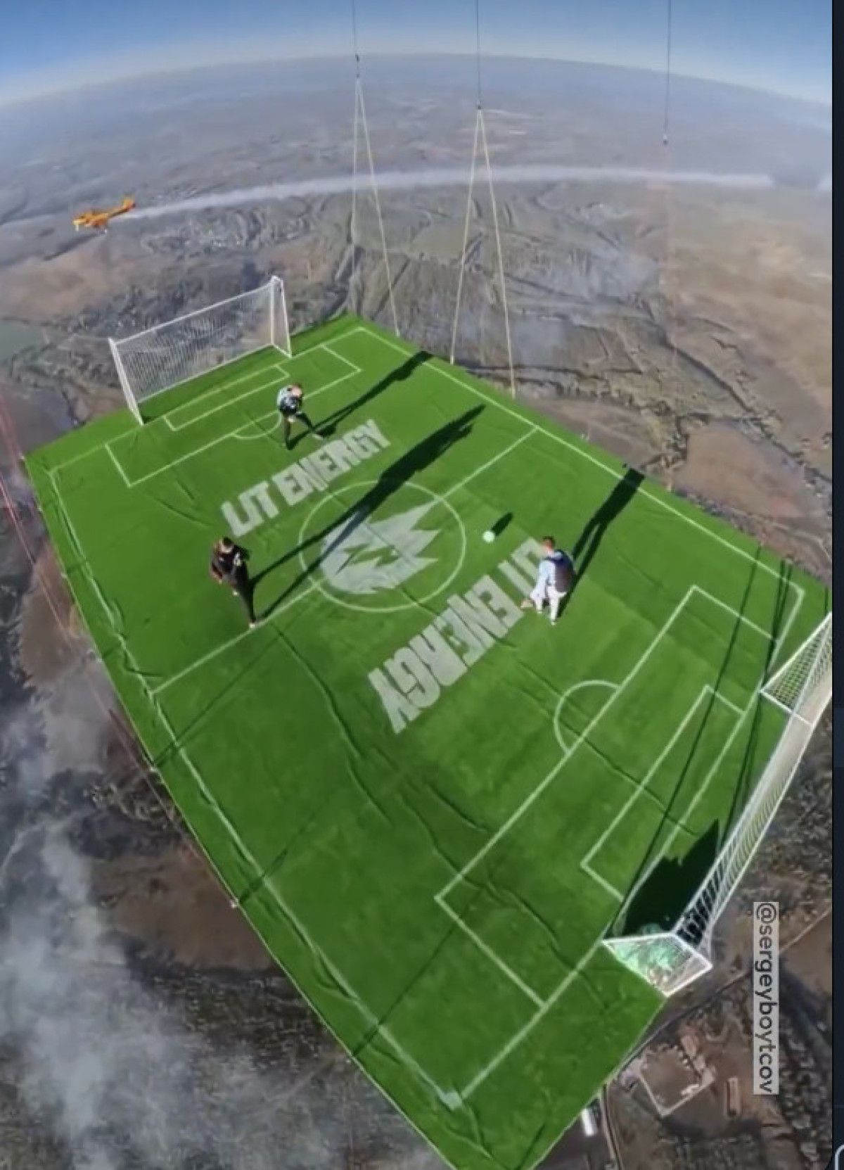 🎥Havada uçarak futbol maçı