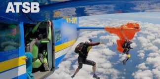 🎥 Havada dehşet anları. Paraşütçü uçağa takıldı!