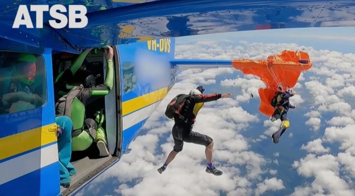 🎥 Havada dehşet anları. Paraşütçü uçağa takıldı!