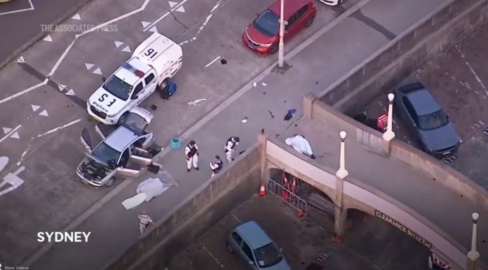 Avustralya Sydney’de silahlı saldırı! Biri saldırgan, biri polis 10 Kişi öldürüldü.