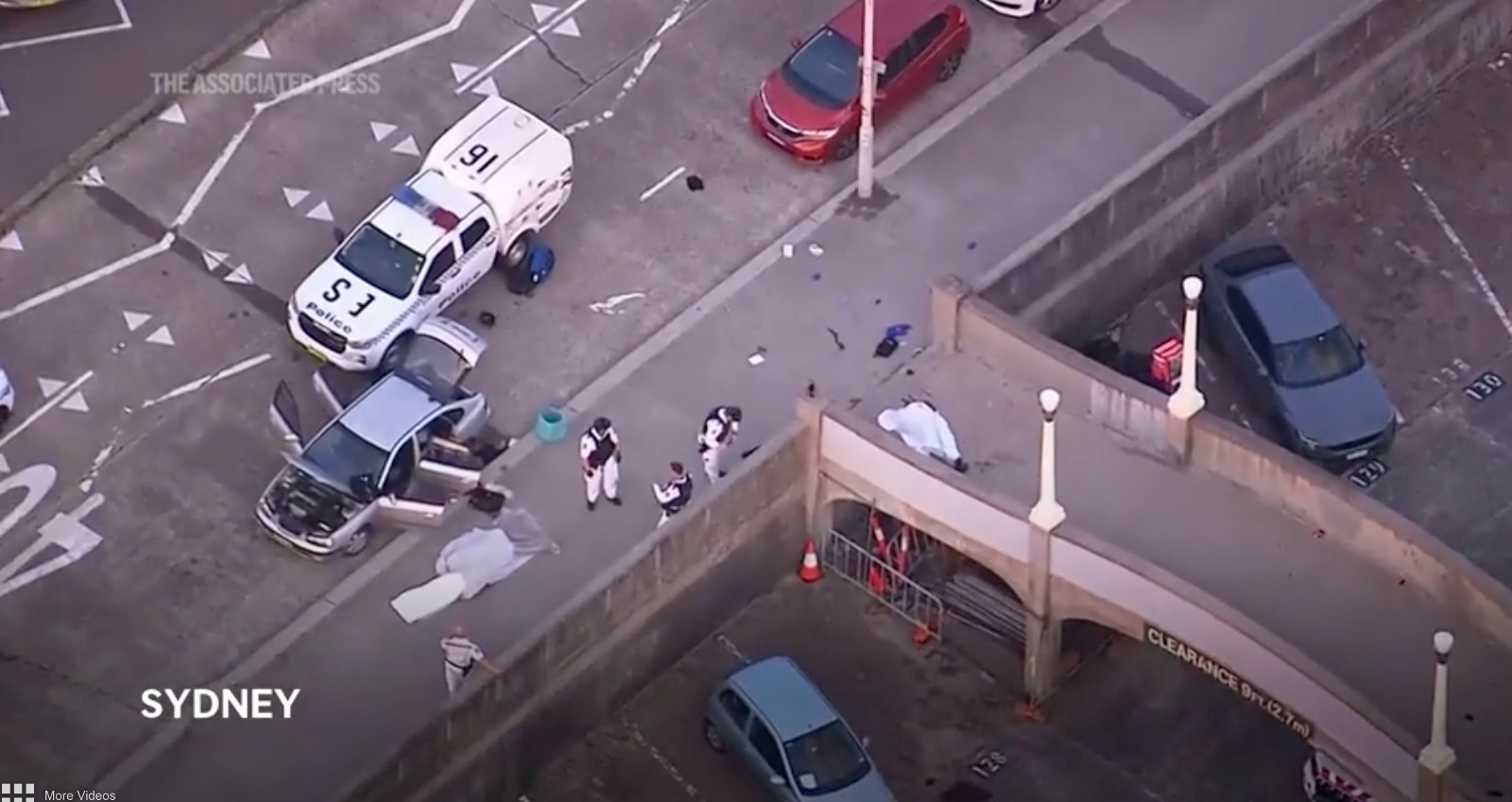 Avustralya Sydney’de silahlı saldırı! Biri saldırgan, biri polis 10 Kişi öldürüldü. 