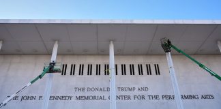 Yalakalığın böylesi… ABD’nin önde gelen sanat kuruluşu Kennedy Merkezi’nin adına Donald J. Trump eklendi.