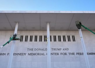 Yalakalığın böylesi… ABD’nin önde gelen sanat kuruluşu Kennedy Merkezi’nin adına Donald J. Trump eklendi.