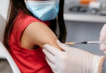 ABD’de Covid-19 aşılarının yetişkinlerdeki ölümlerle bağlantılı olup olmadığı araştırılıyor.