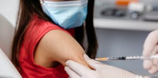 ABD’de Covid-19 aşılarının yetişkinlerdeki ölümlerle bağlantılı olup olmadığı araştırılıyor.