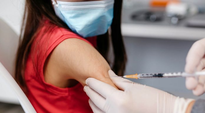 ABD’de Covid-19 aşılarının yetişkinlerdeki ölümlerle bağlantılı olup olmadığı araştırılıyor.