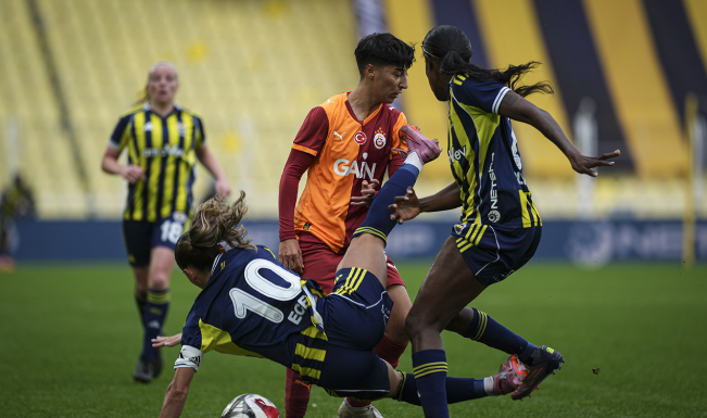 Fenerbahçe Galatasaray’ın yenilmezlik serisini bitirdi, namağlup liderliğe oturdu