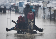 Yağmur bombalanmış binaları yıktı. Gazze’de 12 kişi öldü