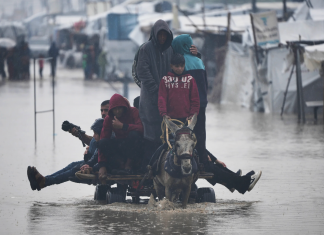 Yağmur bombalanmış binaları yıktı. Gazze’de 12 kişi öldü