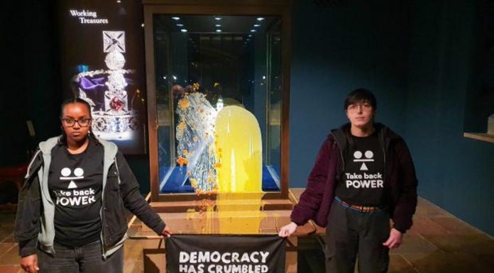 🎥 Kraliyet tacına muhallebili saldırı