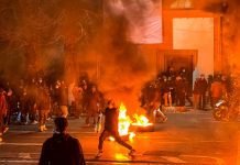 İran’daki rejim protestolarında can kaybı büyük. Devlet televizyonunda sürgündeki şahtan ve Trump’tan mesajlar…