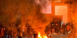 İran’daki rejim protestolarında can kaybı büyük. Devlet televizyonunda sürgündeki şahtan ve Trump’tan mesajlar…