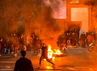 İran’daki rejim protestolarında can kaybı büyük. Devlet televizyonunda sürgündeki şahtan ve Trump’tan mesajlar…