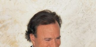 Şarkıcı Julio Iglesias, 2 eski kadın çalışanı tarafından cinsel taciz ve saldırı ile suçlandı.
