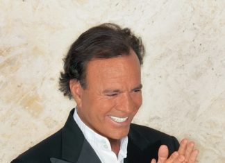 Şarkıcı Julio Iglesias, 2 eski kadın çalışanı tarafından cinsel taciz ve saldırı ile suçlandı.
