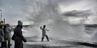 İstanbul dün gece yağmur, rüzgar ve şimşekle ‘sarsıldı. ‘ Yol çöktü, ağaçlar devrildi, ev ve iş yerlerini su bastı. Gece kar bekleniyor.