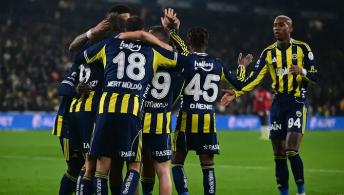 Zirve takibi sürüyor. Fenerbahçe 3 puanı  golle aldı