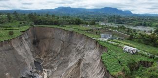 Yer Kürede ‘kara delik’ gibi; Endonezya’daki obruk 30 bin metrekareyi aştı.