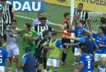 🎥Futbolcular, saha kenarı, yedek kulübesi… Böylesi hiç olmadı. Saha arenaya döndü, 23 kırmızı kart çıktı