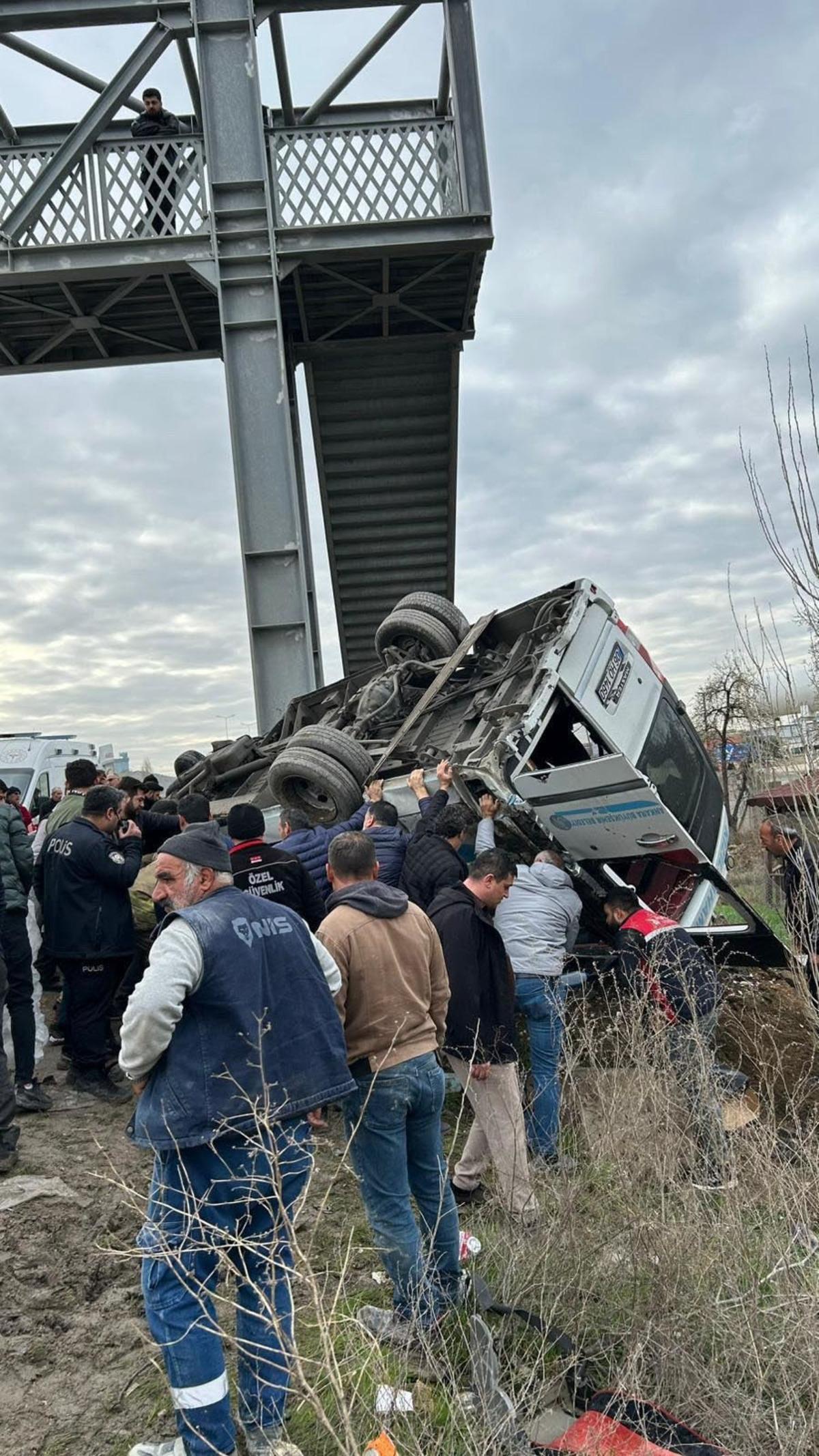 Feci kaza! Ankara’da Özel halk otobüsü üst geçide çarptı: 5 ölü, 14 yaralı
