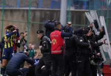 🎥Fenerbahçe’nin Yüksekova maçında olaylar; Teknik Direktör yaralandı. Yayın aracına saldırı, yayın yapılamadı