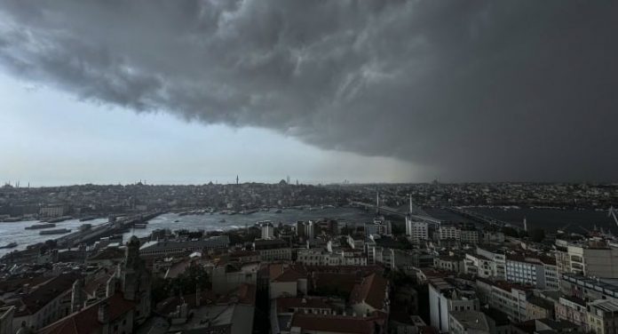 2024-08-28-istanbul-yagis-yagmur-firtina-bulutlar-aa