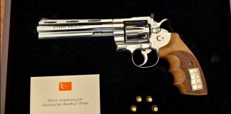 “Bu da Ne!?” Erdoğan’ın NATO Liderlerine Hediyesi “Şaşkınlık” Yarattı: Bolca Mermiyle Birer Tabanca!