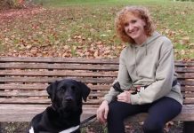 Doktorlar, 11 yaşındaki kız çocuğunun bir daha asla göremeyeceğini söylemişti, ta ki köpeğini öperken kafasını çarpana kadar.