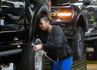 Ford, yapay zekaları arka plana itti; kovduğu mühendisleri yeniden işe aldı.