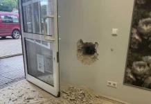 Bir Türk’e ait kuaförün duvarını delemeyince banka yerine kuaförü soydular.