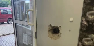 Bir Türk’e ait kuaförün duvarını delemeyince banka yerine kuaförü soydular.