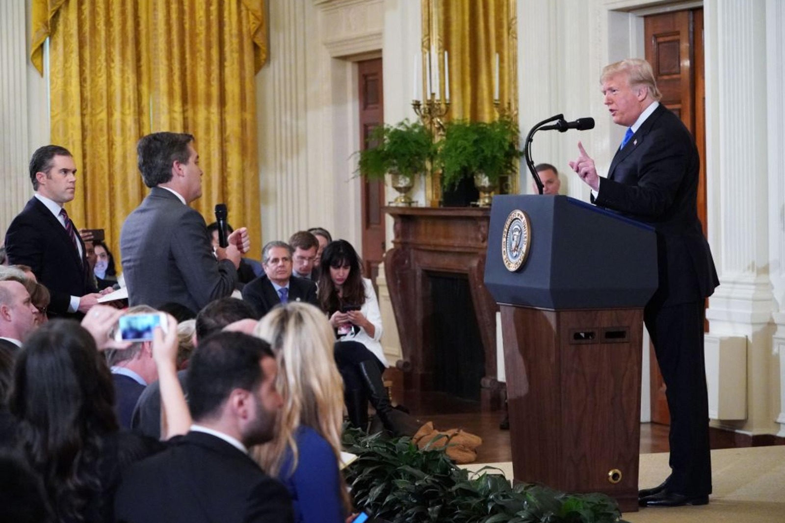 Muhalefete Saray Yasağı. Trump CNN ve Politico’yu Beyaz Saray’dan Men Edeceğini Söyledi