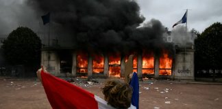 Fransa’da Hayat Pahalılığı Protestosu Dinmiyor. Yağma Başgösterdi