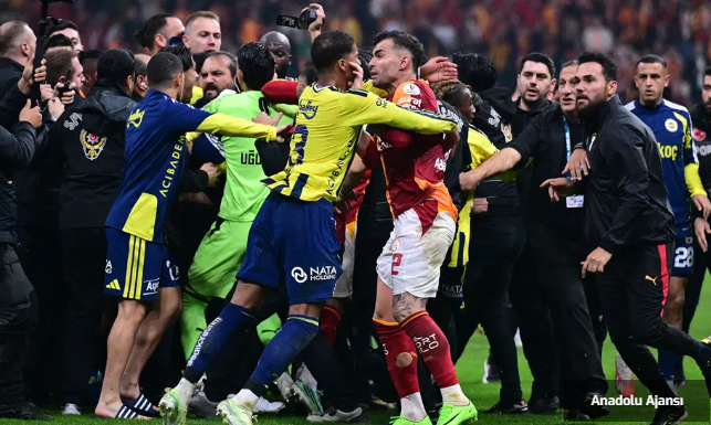 Maç bitti ortalık karıştı; 2 kırmızı, 2 sarı kart