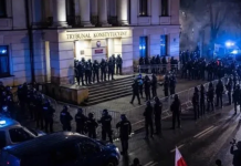 Polonya’da Anayasa Mahkemesi krizi: Polis binayı kuşattı, Cumhurbaşkanı yurt dışı ziyaretini yarıda kesti