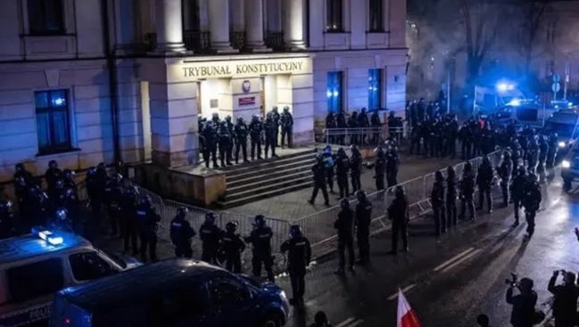 Polonya'da Anayasa Mahkemesi krizi