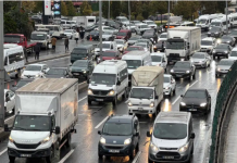 Yağmur İstanbul’da trafiği kilitledi. D-100 karayolunda iki şerit ulaşıma kapandı